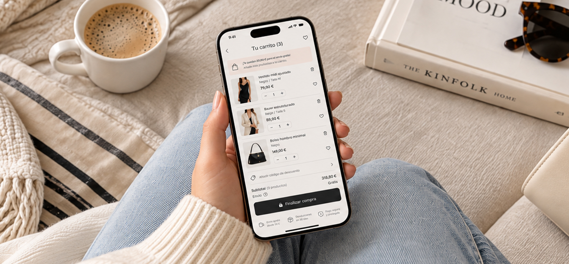 Carrito abandonado en un ecommerce de moda: clienta revisando en el móvil un carrito