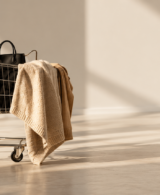Carrito abandonado con prendas de moda en una sala vacía con luz natural