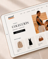 Ficha de producto de moda en ecommerce mostrando talla, color y precio en tablet y móvil